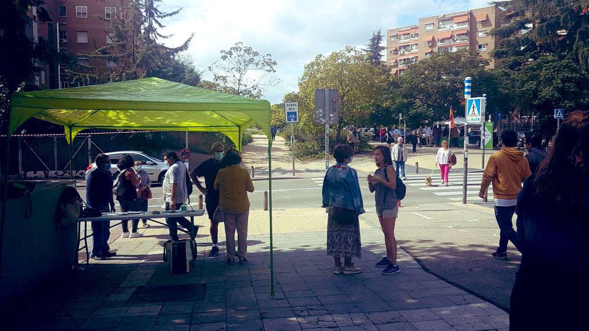 Hoy hemos estado en la Alameda de Osuna recogiendo firmas en defensa el Polideportivo que #Barajas necesita:

✅ Sí a la piscina de verano

✅ Sí al pabellón multiusos

✅ Sí a la pista de patinaje

Por el deporte de base y colectivo #NoAlParkingym

¡Lo vamos a conseguir! 
💪☀🧡