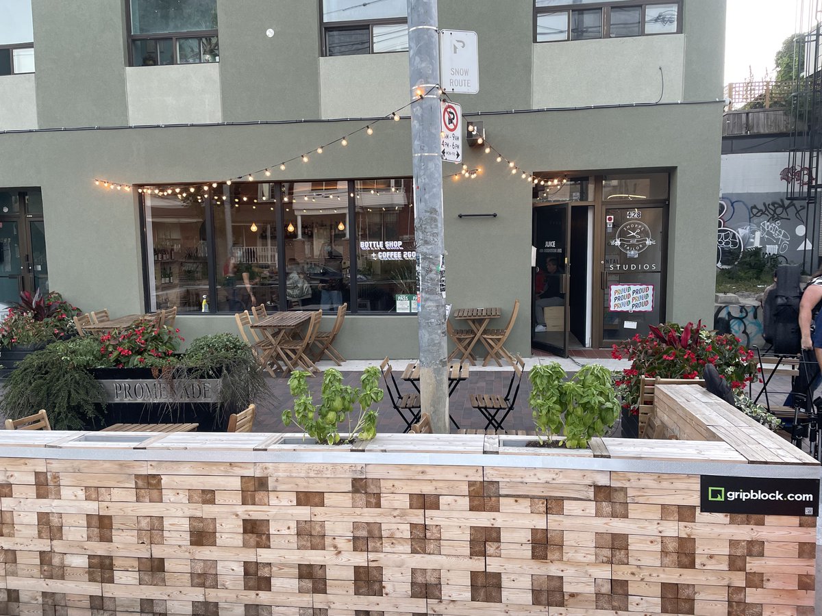 GRIPMetalTech's tweet image. Whether it's a coffee during the day or cocktails at night, know that you can dine safe at Juice's patio solution courtesy of GRIPBlock.  #gripmetal #gripblock #patio #relaunchlocalbusiness #buildbackbetter #safetywall #toronto #juice #greenfriendly #environmental #ecofriendly