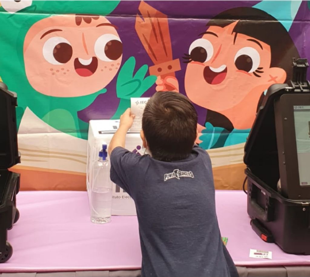IECoahuila's tweet photo. Tenemos #UrnasElectrónicas en el espacio del @IECoahuila dentro de la @FILCoahuila. Visítanos, participa en la encuesta y conoce más sobre nuestra democracia. #Coahuila https://t.co/rhVTgoSNVx