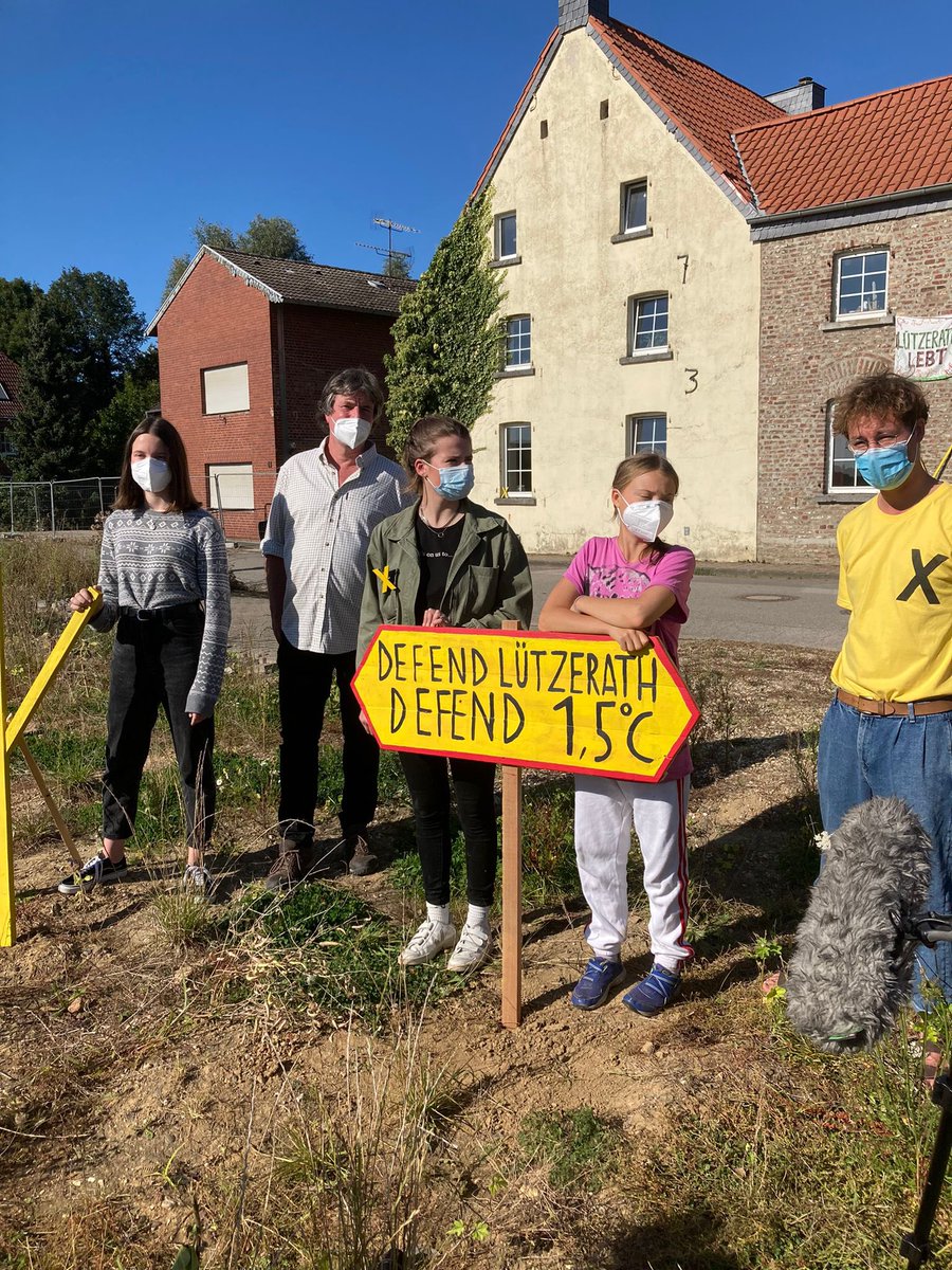 monainmainz's tweet photo. Lützerath soll dem Tagebau weichen. Umweltaktivisten wollen das verhindern. Greta Thunberg war heute dort und spricht von einem Ort voller Traurigkeit - aber auch von Hoffnung. #dpavolo via https://t.co/rUwan5ith3 https://t.co/wjxZDC3d2W