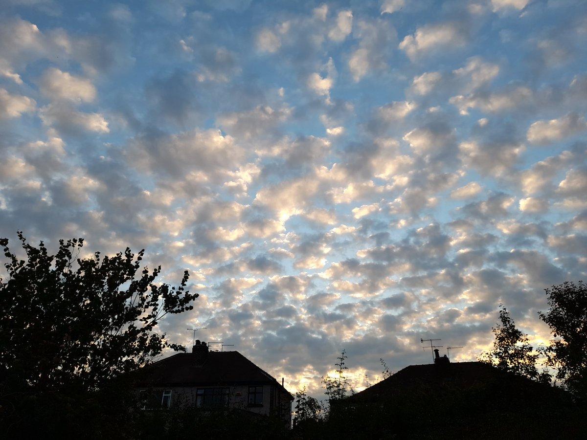 Premature sunset photography. Looks like it's going to be another amazing Sheffield sunset, but I won't be home to experience it. Hope <a href="/mazymixer/">Simon Walkden</a> captures it further up the road...