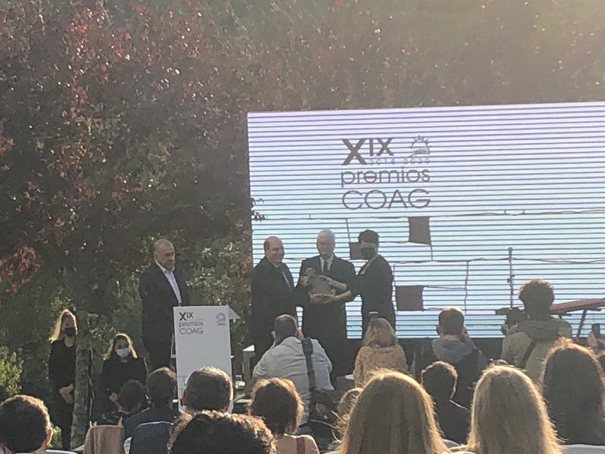 CLUSTERGRANITO's tweet photo. Enhorabuena al gran arquitecto Cesar Portela por su merecido reconocimiento hoy por parte del #COAG en los XIIX premios COAG. Un arquitecto que ha usado el #granito de forma magistral. 
@arquitectosCOAG #GranitoDiseñoNatural https://t.co/uWYfvZnAF0