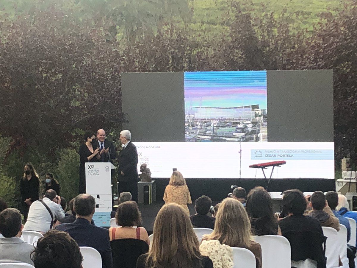 CLUSTERGRANITO's tweet photo. Enhorabuena al gran arquitecto Cesar Portela por su merecido reconocimiento hoy por parte del #COAG en los XIIX premios COAG. Un arquitecto que ha usado el #granito de forma magistral. 
@arquitectosCOAG #GranitoDiseñoNatural https://t.co/uWYfvZnAF0