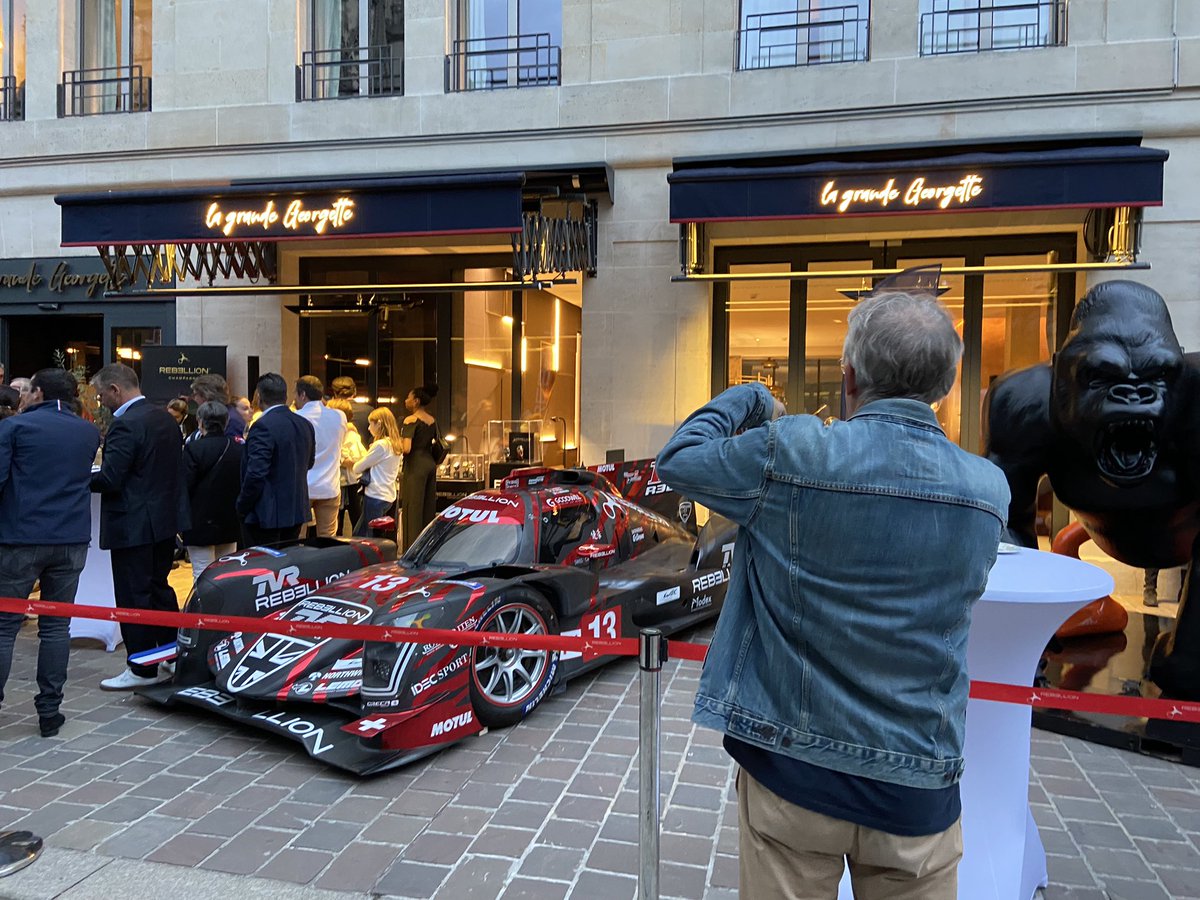 BeckelAlice's tweet photo. 🏎 Des voitures de sport de compétition sont à voir ce soir sur le parvis de la cathédrale de Reims #Reims @UnionArdennais https://t.co/KdXM2Xf7yY