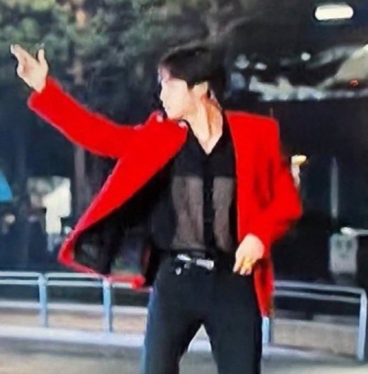jeonsvicio's tweet photo. KIM SEOKJIN??? A BLUSA TRANSPARENTE???? SOS CHAMA A AMBULÂNCIA PARAMÉDICOS https://t.co/itXjtcv5Nz