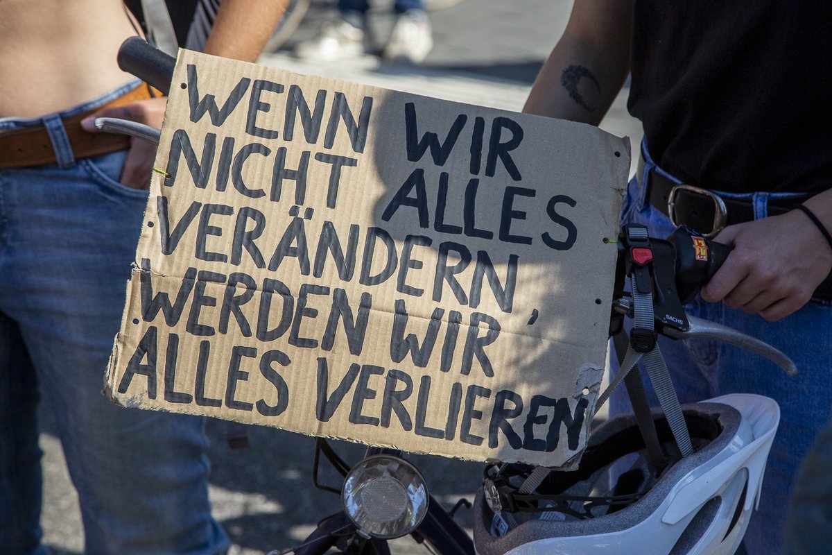 Jue_Baumeister's tweet photo. Wie oft müssen #AlleForFuture noch auf die Straßen, bevor die Regierungen beginnen, den vielen Sprüchen ernsthafte Taten zur Einhaltung des von ihnen unterschriebenen Pariser Klimaabkommen von 2015(!) folgen lassen? Zur Abmilderung der galoppierenden #Klimakatastrophe zur..
2/3 https://t.co/KeukjuQxid