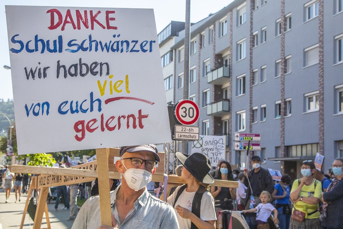 Jue_Baumeister's tweet photo. Wie oft müssen #AlleForFuture noch auf die Straßen, bevor die Regierungen beginnen, den vielen Sprüchen ernsthafte Taten zur Einhaltung des von ihnen unterschriebenen Pariser Klimaabkommen von 2015(!) folgen lassen? Zur Abmilderung der galoppierenden #Klimakatastrophe zur..
2/3 https://t.co/KeukjuQxid