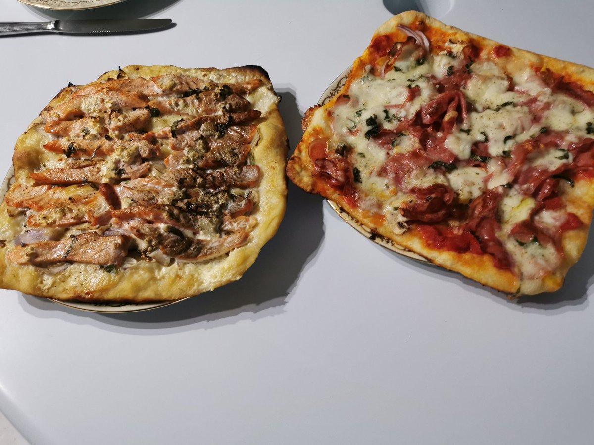 HeyResiste59's tweet photo. #BonsoirMaFrance soirée #pizza maison et bon appétit😋😋
#fourapizza #mapate #gourmande https://t.co/DHqTxRicYV