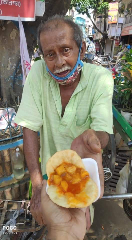 Abhijit_Basak83's tweet photo. 76 বছর বয়স্ক অসিত নন্দী মাত্র 6টাকায় ডালপুরি বিক্রি করেন। ৩৫ বছর ধরে প্রতিদিন সকালে তিনি নিজের হাতে এই ডালপুরি বানিয়ে, সাইকেলে করে বিক্রি করে চলেছেন কোন্নগরের চলচ্চিত্র মোড়ে। ওনার বক্তব্য "যতক্ষণ আমি খাটতে পারবো ততক্ষণ আমি করবো"। চলুন এনাকে আমরা ভাইরাল করে দিই।

@iSanjuktaP https://t.co/zGty5amZbq