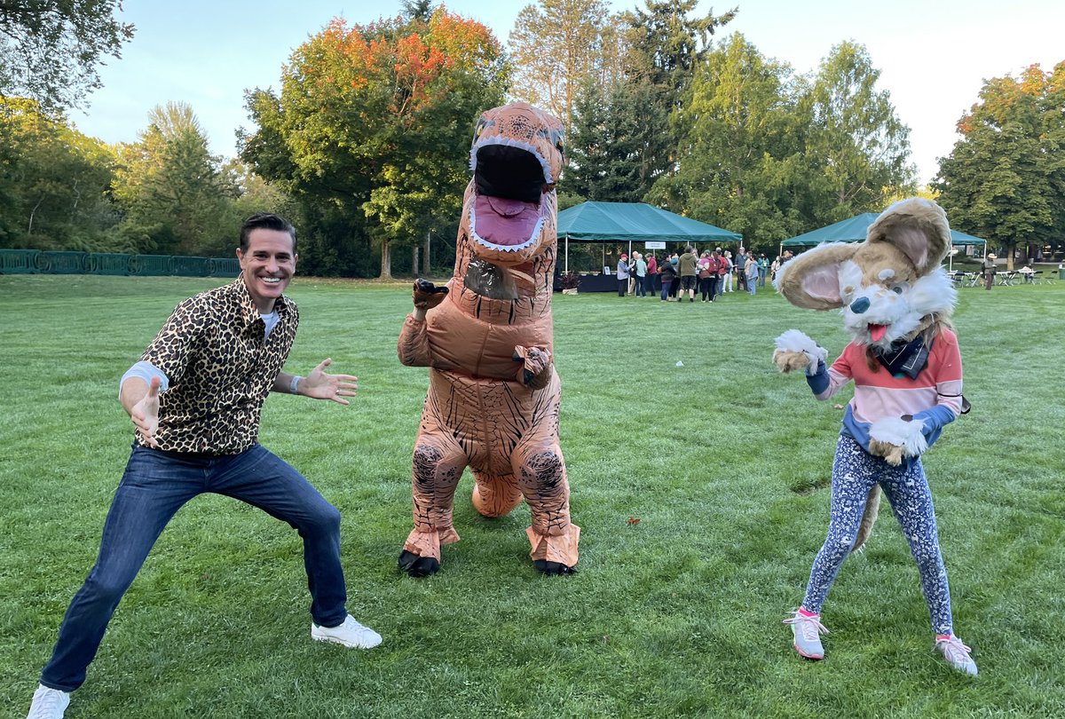 MattLorchNow's tweet photo. Best way to start the morning… dancing with a T-Rex and giant mouse! 🐭 🦖
It was a blast and honor to host the inaugural “All for Animals” walk for @woodlandparkzoo in Seattle!
#AllForAnimals #woodlandparkzoo https://t.co/DrlMuckIUg