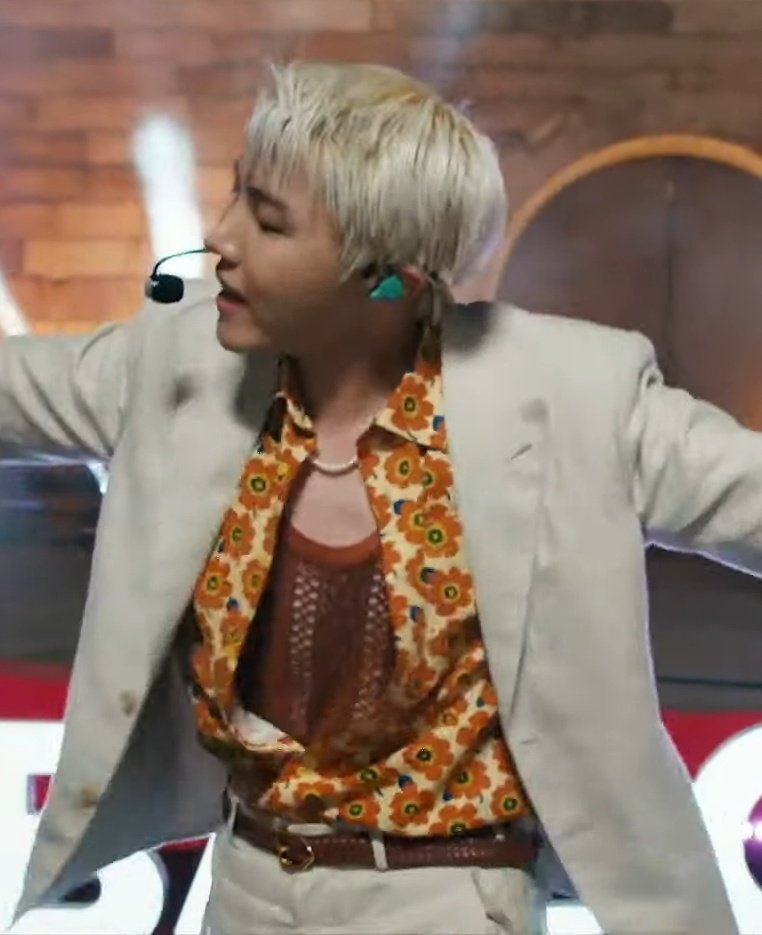 BTStranslation_'s tweet photo. I JUST SAW WHAT HOSEOK WAS WEARING I SWEAR WILL ASCEND https://t.co/epJvVu784R
