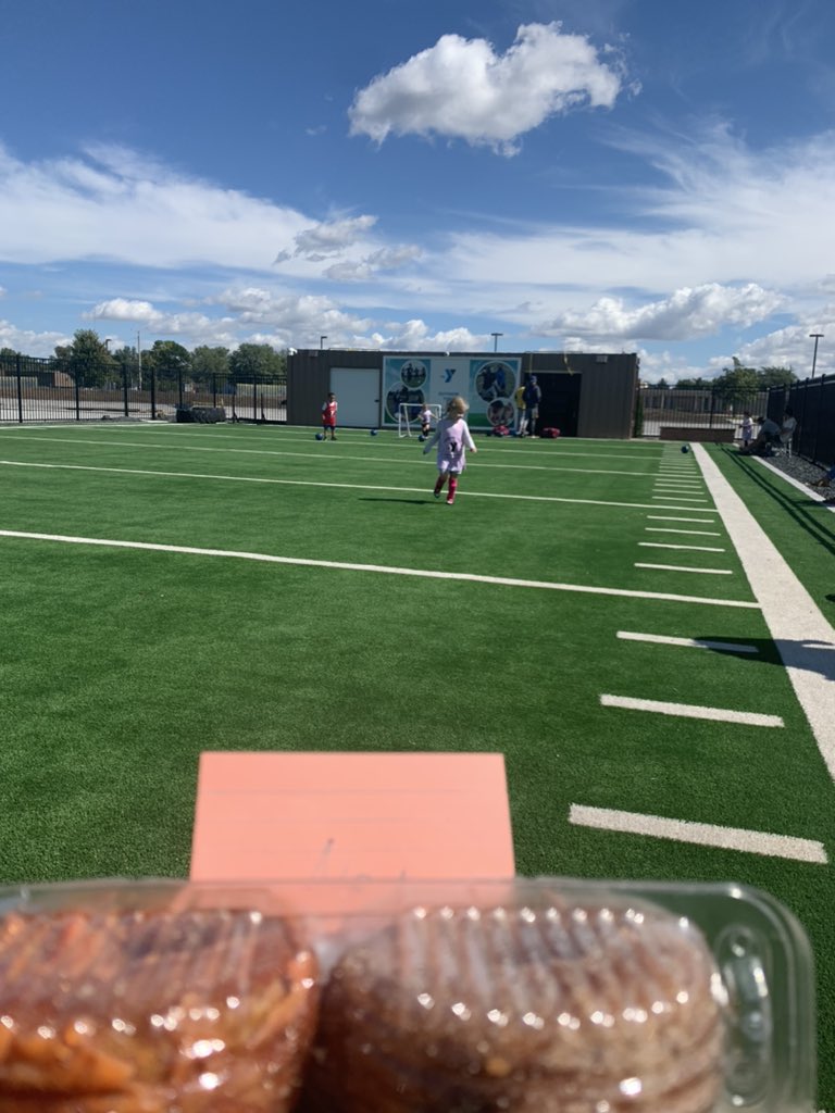 hein51's tweet photo. Donuts make soccer practice so much more fun #rwhatueat #lig #owgknows https://t.co/Jl0ZhP0tUI