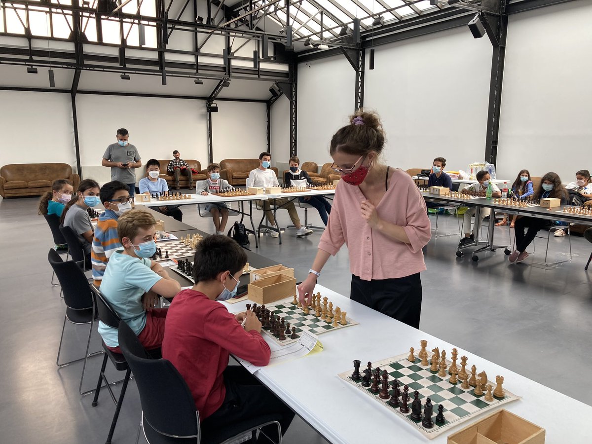 L’<a href="/EchiquierduLac/">EchiquierduLac</a> a invité <a href="/MarieSebag/">Marie Sebag</a> ce 25/09/21 pour disputer 2 simultanées, l’une avec les jeunes de l’école d’échecs d’<a href="/EnghienlesBains/">Enghien-les-Bains</a> et l’autre avec les moins jeunes 🙂 Marie a été accueillie par le maire d’Enghien M. <a href="/PhilippeSueur/">Philippe Sueur</a> Merci Marie, à la prochaine…