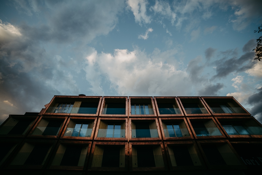 _theaficionados's tweet photo. Bold, brave and modern. Nestled in the cradle of #Zillertal and the #TuxAlps, #MariPop’s exterior shimmers in copper cladding which neatly encircles geometric pine-framed windows. #Alpinist #takemethere #travel #wanderlust #boutiquehotel #theAficionados #neuheritage https://t.co/XfojG8lyKi