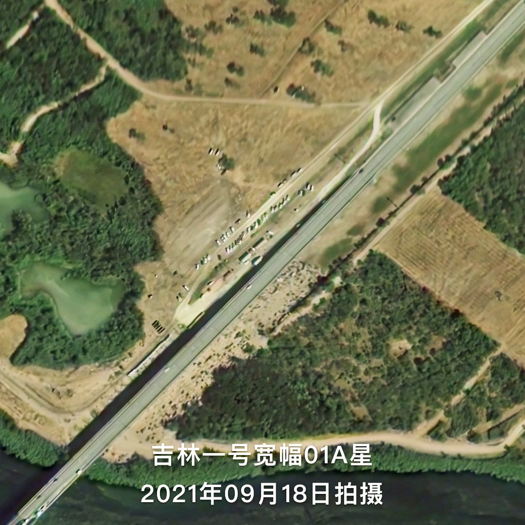 CNSAWatcher's tweet photo. 🙏#PrayForMigrants Jilin(吉林)-1 remote sensing satellite of CharmingGlobe(长光) captured the “humanitarian crisis” at USA-Mexico border, where migrants from Mexico gathered and “settled” in the camp on the USA side next to the Del Rio bridge on Sept 18. https://t.co/iVOTLTSLU6 https://t.co/IXDlVGIge6