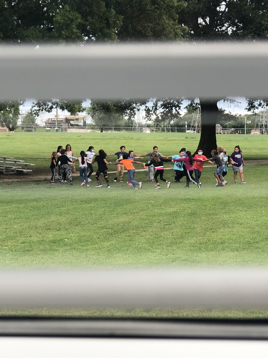 I spy student focus and joy both in and out of the art classroom... shout out to these Ss caught having fun at school! <a href="/GrangeES/">Grange Elementary</a> 🌞🎉🌈