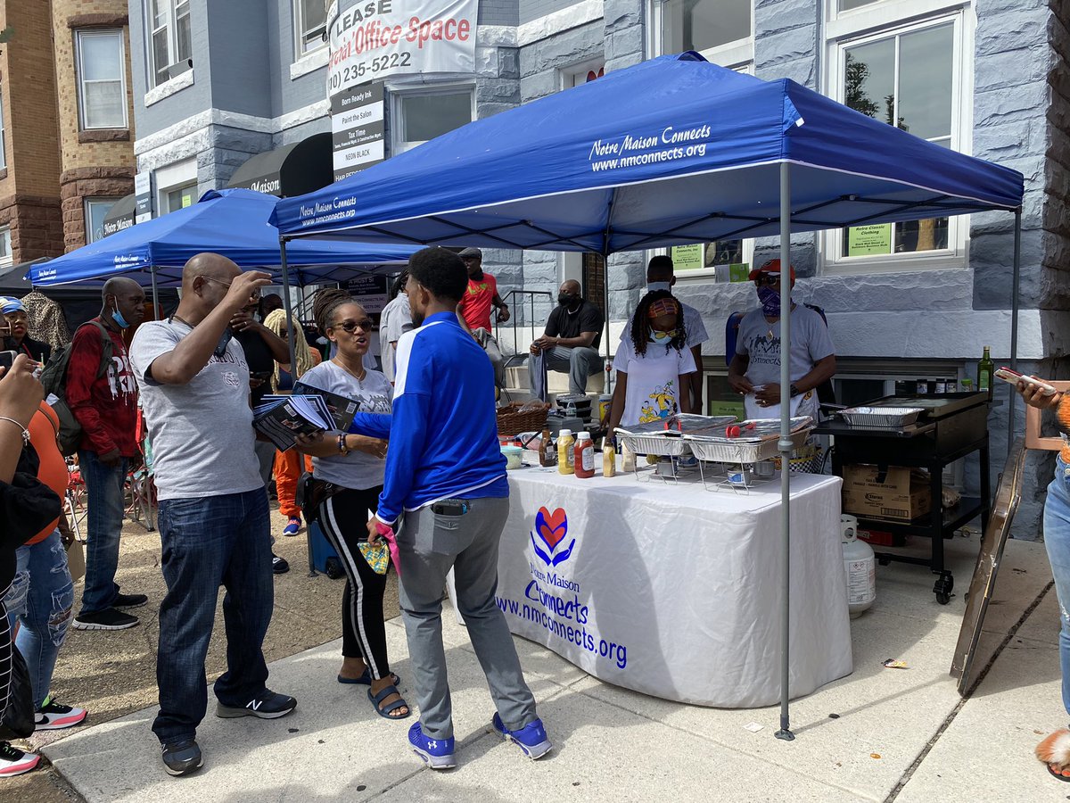 stephskyyscomm's tweet photo. Mayor Brandon Scott of Baltimore speaking with one of the event organizers. @Baltimore_Times https://t.co/rkf8SZ4FG3