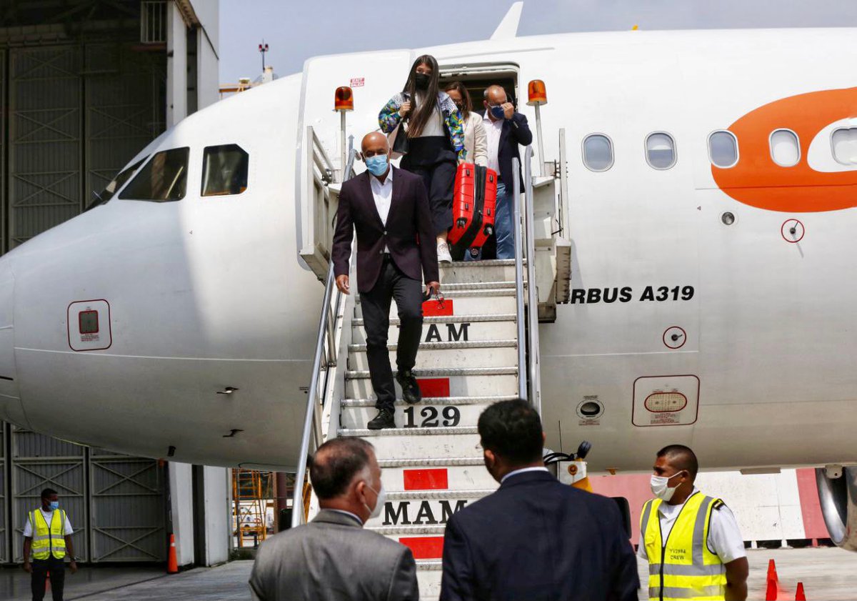 Asamblea_Ven's tweet image. #25Sept El embajador de Venezuela en México @PanchoArias2012 y @RanderPena viceministro para América Latina de la @CancilleriaVE recibieron a los integrantes de la delegación del diálogo venezolano en el aeropuerto internacional Benito Juárez de la ciudad de México.