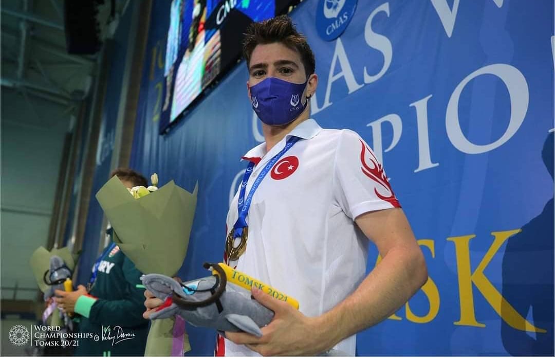 trtsporyildiz's tweet photo. Derin Toparlak'tan bir ilk! 🏆

🇹🇷 Milli sporcumuz Derin Toparlak, Kolombiya'da düzenlenen CMAS Paletli Yüzme Açık Su Dünya Şampiyonası'nda, 5 bin metre su üstü yarışında Türkiye tarihindeki ilk dünya şampiyonluğuna imza attı! 🥇 https://t.co/2k0AhFviP9