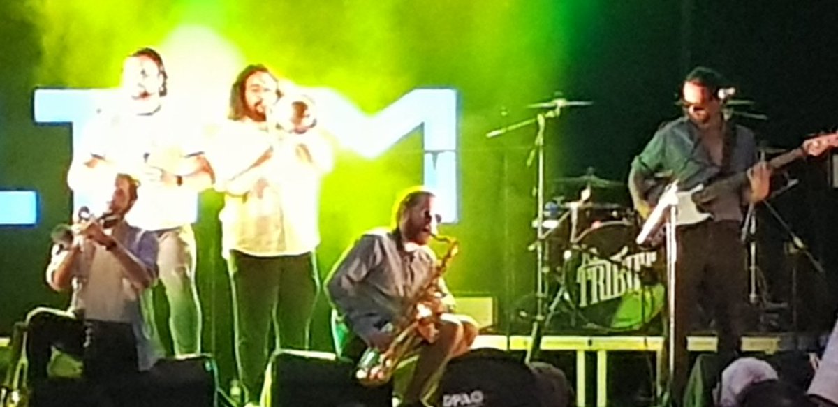 Festa Major a #Llanars <a href="/LaTributFM/">La Tribut FM</a> cantant i ballant al seu so , #valldecamprodon #ripolles