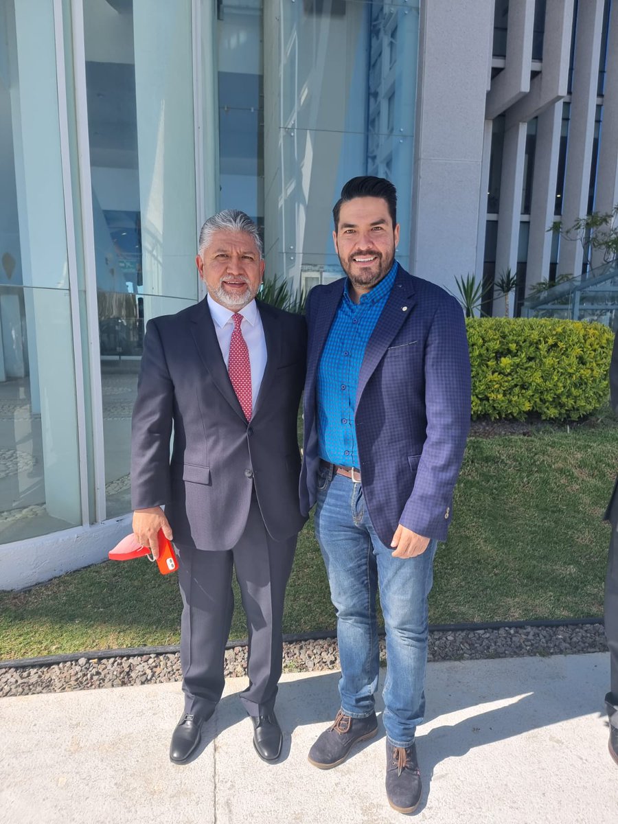 MauArceC's tweet photo. El día de hoy asistí a la sesión de apertura solemne de la LXV Legislatura para el inicio en funciones de los diputados locales en el Congreso Del Estado, con la presencia de los Diputados del PRI, se que serán aliados para el desarrollo de nuestro municipio. https://t.co/hu7ytLqElt