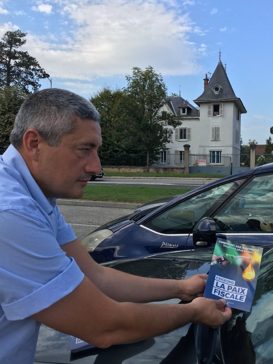 S_Blanchon's tweet photo. Quand on vit dans la ruralité, utiliser sa voiture pour emmener les enfants à l’école, faire les courses ou tout simplement aller travailler, ce n’est pas un choix mais une obligation. @MLP_officiel  s’engage à supprimer la TVA sur la TICPE.
#StopRacketFiscal
#LesAbrets https://t.co/ouhejs5Ahj