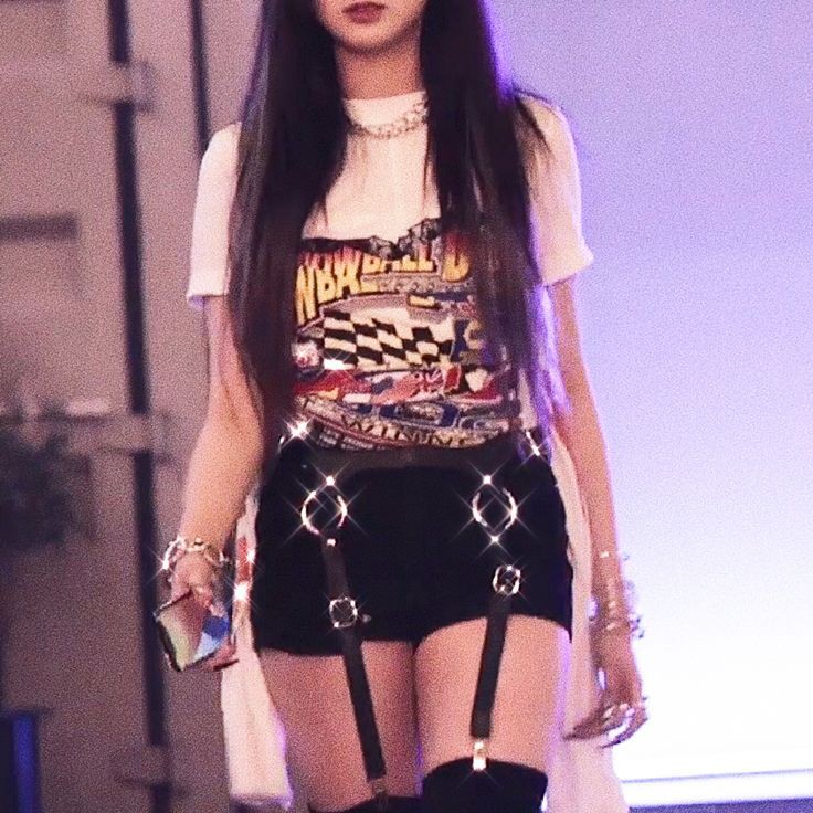 เออจริง หุ่นพี่เจลเค้าไม่ได้อ้วนเลยนะ สมส่วน แต่บางครั้งที่มันดูตันมากๆเพราะสไตลิสจัดชุดไม่เข้ากับรูปร่างน้อง จับพี่เจลใส่แต่กระโปรงแล้วก็ชอบยัดคาสายหวาน งง นี่ว่าพี่เจลออกไปทางฝอด้วยซ้ำ พรีเดปังมาก อิอินเตอคือชอบร่างเอริมาก แล้วพี่เจลเขาก็เหมาะกับการใส่กางเกงพอดีตัวมากกว่า