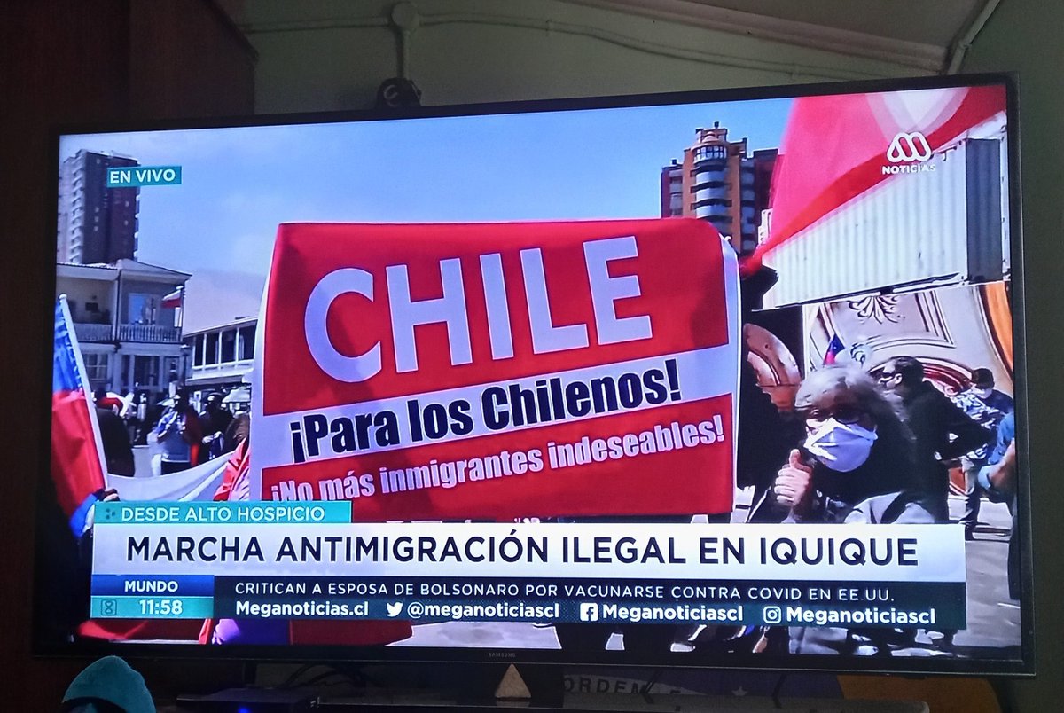 MattyLL's tweet photo. Leo que no podemos opinar porque no vivimos en Iquique... Quemaron las carpas de migrantes, sus pocas cosas, hay mujeres embarazadas, niñes...No importa donde uno viva, no hay nada que pueda justificar ese odio y maltrato. Si alguien es indeseable es el nazi q escribió ese cartel https://t.co/qzoBfYDJcM