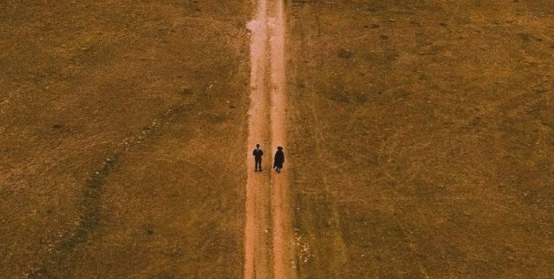 “Sonra bir bakmışız, tüm taşlar yerine oturmuş. Kafanda her şey sessizleşmiş, sorularının cevaplarını da almışsın. Oluruna varmış, zaten ne yapsan da oluruna varırmış. Sadece zamanı var.”