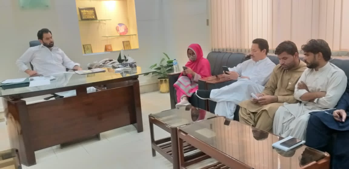 BaluchHaleem's tweet photo. بی ایس او شال زون کے آرگنائزر شکور کا ایم پی اے ثنا بلوچ و دیگر طلبا راہنماؤں کے ہمراہ ایڈیشنل کمشنر کوئٹہ سے ملاقات ۔ طلبا پر ایف آئی آر ختم کرنے کا مطالبہ ۔ AC نے مطالبہ تسلیم کرتے ہوئے نوٹیفکیشن جاری کرنے کا حکم دے دیا۔.        جدوجہد زندہ باد✌️✌️ https://t.co/Zw686Ttmkk