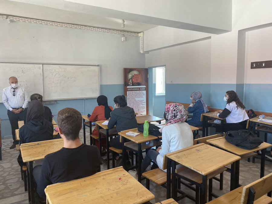 #MeslekLisesiMemleketMeselesi Haftasonu DYKlarımız tüm hızıyla devam ediyor. İl Milli Eğitim Müdürümüz Sayın <a href="/Korkmazemin49/">Mehmet Emin KORKMAZ</a> beyefendi okulumuzu ziyaret ederek eğitime somut desteklerde bulunmuştur. Ziyaretlerinden ötürü müdürümüze teşekkür ederiz. <a href="/tcmeb/">Millî Eğitim Bakanlığı</a>  <a href="/BitlisValiligi/">Bitlis Valiliği</a>