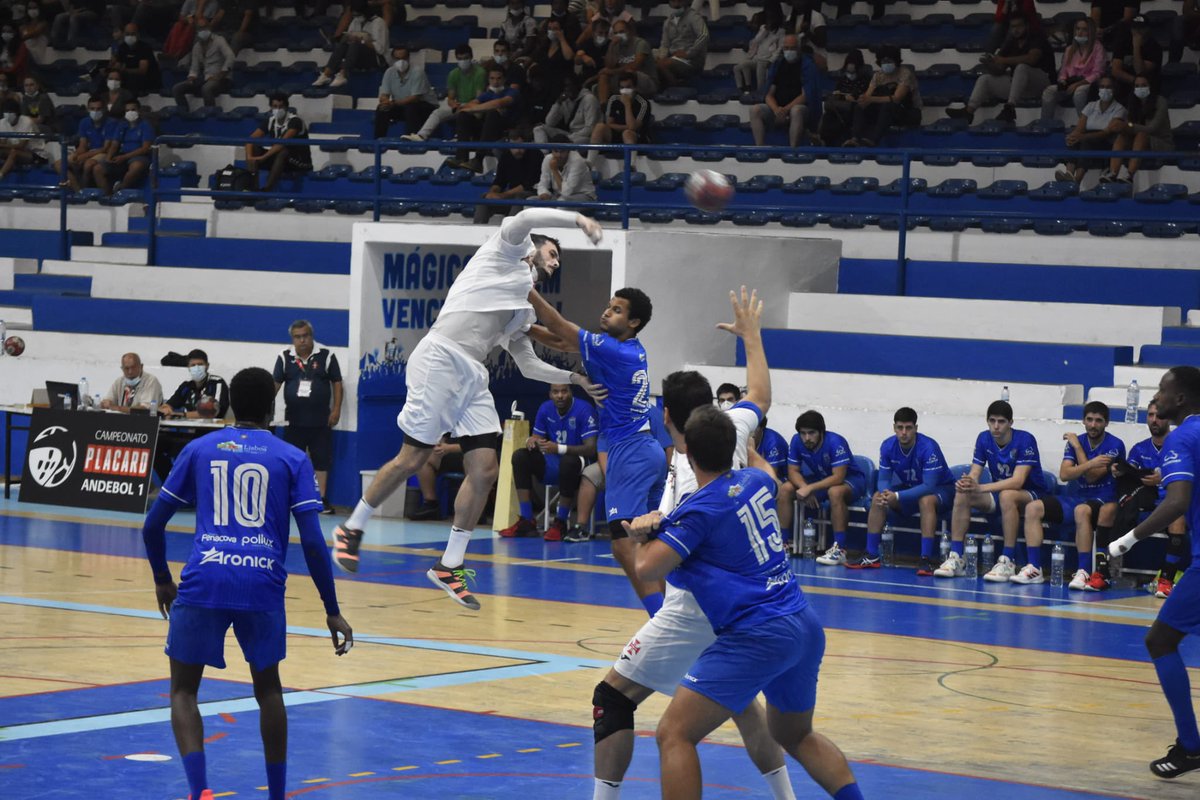 CFosBelenenses's tweet photo. 👉 Placard #Andebol 1, 2ª Jornada:
#Belenenses, 30 - Boa Hora, 27.

Cláudio Pedroso, com 8 golos, foi o melhor marcador dos azuis da #CruzDeCristo! 💙🤾‍♂️🙌

👉 Nacional da II Divisão, 1ª Jornada:
CFB B, 35 - Camões, 31

@AndebolPortugal @placard_pt #tweetpastel https://t.co/9VFPQVg1Yy
