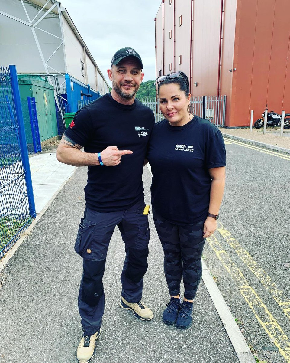 Tom_Hardy_Itali's tweet photo. Ig @maz_dom37
Fan pic di oggi 25/09/2021
When you randomly meet @tomhardy at Crossfit Inferno Pairs in Cardiff… 😁
@strengthindepthuk
#crossfitcompetition #tomhardy #VenomLetThereBeCarnage #Venommovie #venom2 https://t.co/wIPjezb3LC