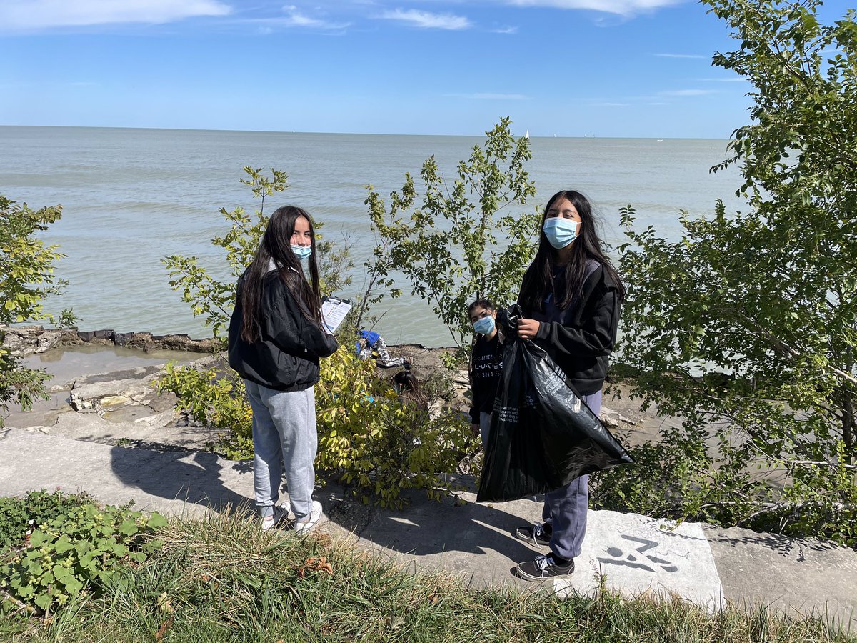 ksobieski212's tweet photo. Our 1st service project of the school year in the books! Beautified the @MonDogBeach to make it safe for all to enjoy! @Zapata__Melissa #leydenpride https://t.co/QSTd6Tm1rx