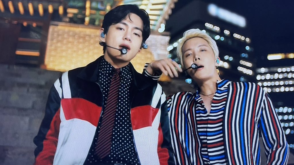 taesmug's tweet photo. Vhope needs to be stopped https://t.co/TkygbqIjfi