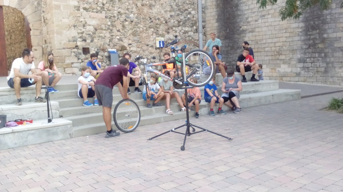 Cuic_Reus's tweet photo. Microtallers d'autoreparació i manteniment de la bici @escamotcoop i d'artteràpia Jordina Papió https://t.co/xXBllW9uJr Bicicletada #SEM21 @AjSelvadelCamp @canalcamp https://t.co/Oq6LHFN9Ee