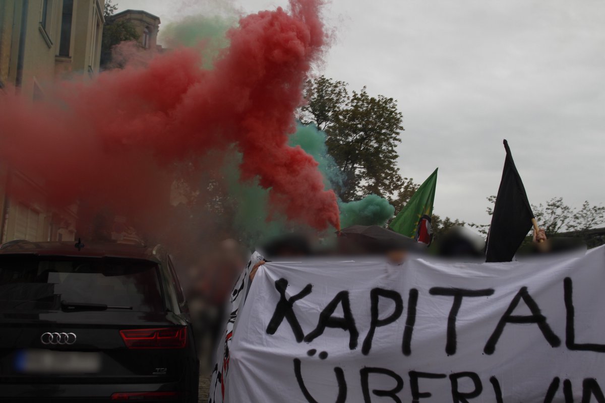 AKK_Halle's tweet photo. Wir haben keine Wahl - Kapitalismus abschaffen🔥
Klimagerechtigkeit wird auf der Straße erkämpft und nicht gewählt.
Gestern zogen wir mit ca. 70 Menschen mit unserer Zubringerdemo durch die Stadt.
Danke an alle die dabei waren!
#UprootTheSystem #hal2409
📸Fotos von @for_mixi https://t.co/pflcAiSeIl