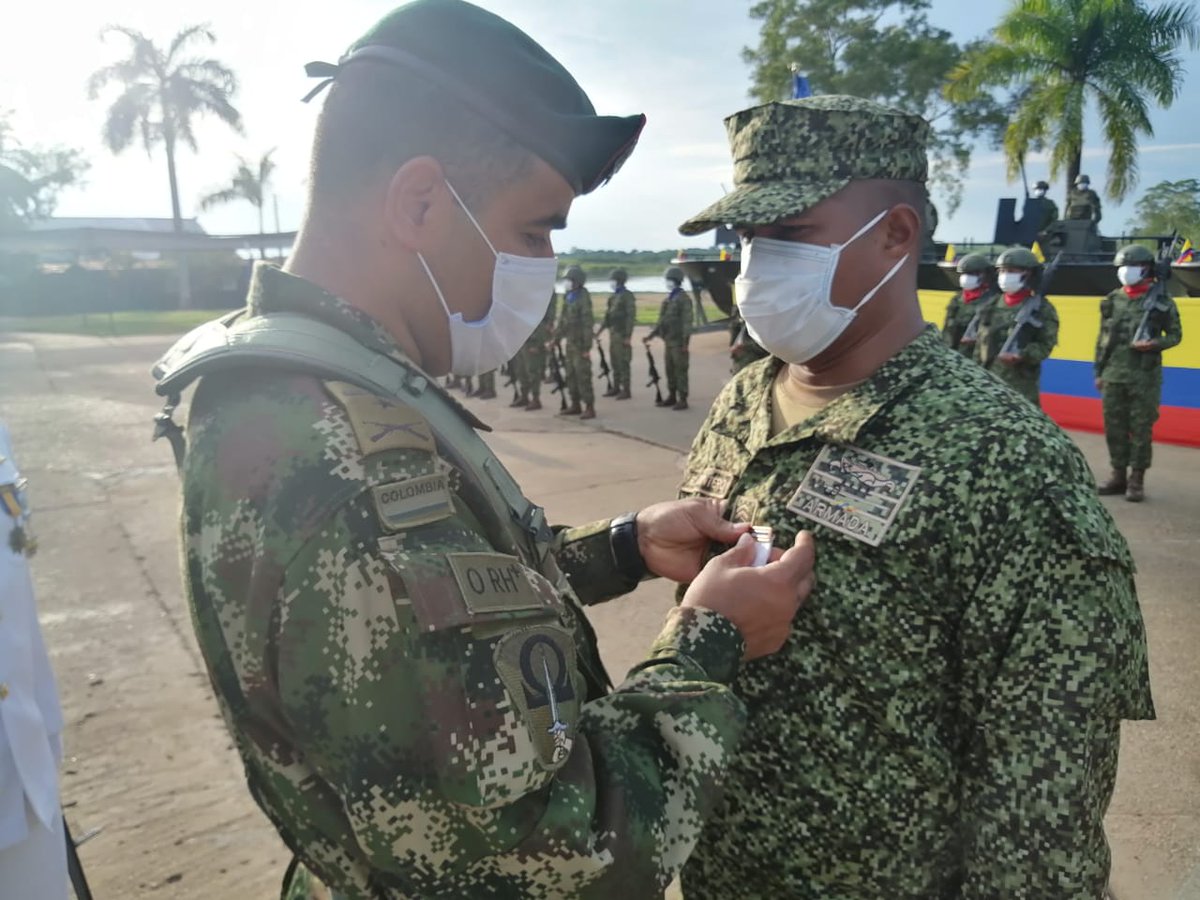 FNA_ArmadaCol's tweet photo. En nuestro #BFIM32 se realizó la ceremonia de ascenso de un personal de Suboficiales. Así mismo, fueron impuestas unas condecoraciones militares a Oficiales, Suboficiales e #InfantesDeMarina profesionales orgánicos de esta Unidad.
¡Bravo Zulú a los ascendidos y condecorados! https://t.co/3tCnz7Dx1G