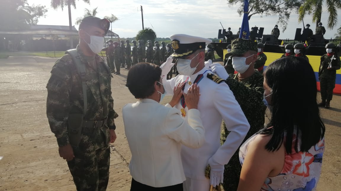 FNA_ArmadaCol's tweet photo. En nuestro #BFIM32 se realizó la ceremonia de ascenso de un personal de Suboficiales. Así mismo, fueron impuestas unas condecoraciones militares a Oficiales, Suboficiales e #InfantesDeMarina profesionales orgánicos de esta Unidad.
¡Bravo Zulú a los ascendidos y condecorados! https://t.co/3tCnz7Dx1G