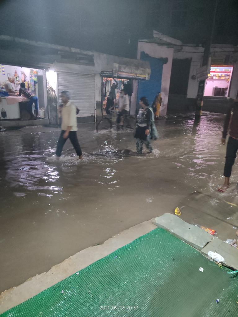 NeerajK1478's tweet photo. #दिल्ली में फ्री पानी बस नाव की जरूरत है केजरीवाल का सपना था घर घर में फ्री पानी पहुचाऊंगा वो पूरा हो गय��� हर घर में पानी पहुचा है @abplivenews @HardeepSPuri @ashwinipandeyji @Mohit_2994 @AnilJhaVats1 @p_sahibsingh @goravbjp @_ranjeetbjp @dixit77sandeep @or7CKarQAokTFmY @CMODelhi https://t.co/uiFjRZBBus