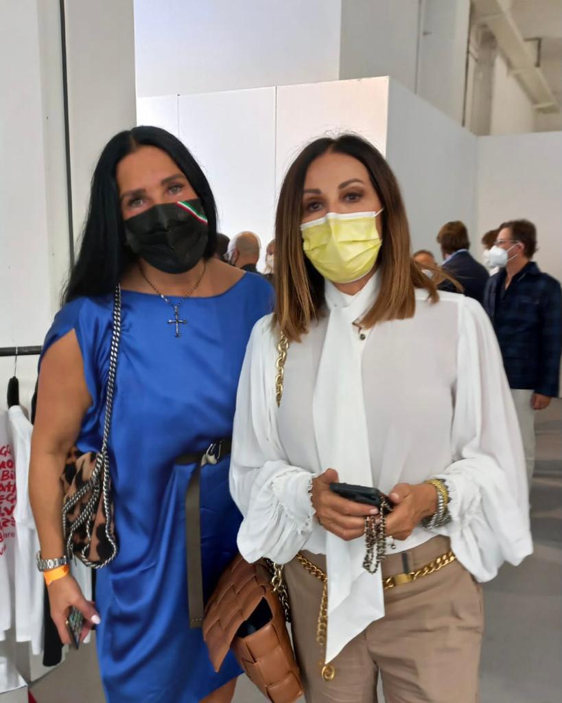 LaraMagoni's tweet photo. Una grande Milano per una grandissima @GiorgiaMeloni

Dalla culla della #moda in via Tortona con #WhiteShow, pilastro della #MilanoFashionWeek alla splendida Piazza Duomo gremita per sostenere la nostra Leader, faro e guida dell'#ItaliaDelRiscatto https://t.co/srCA64tee7