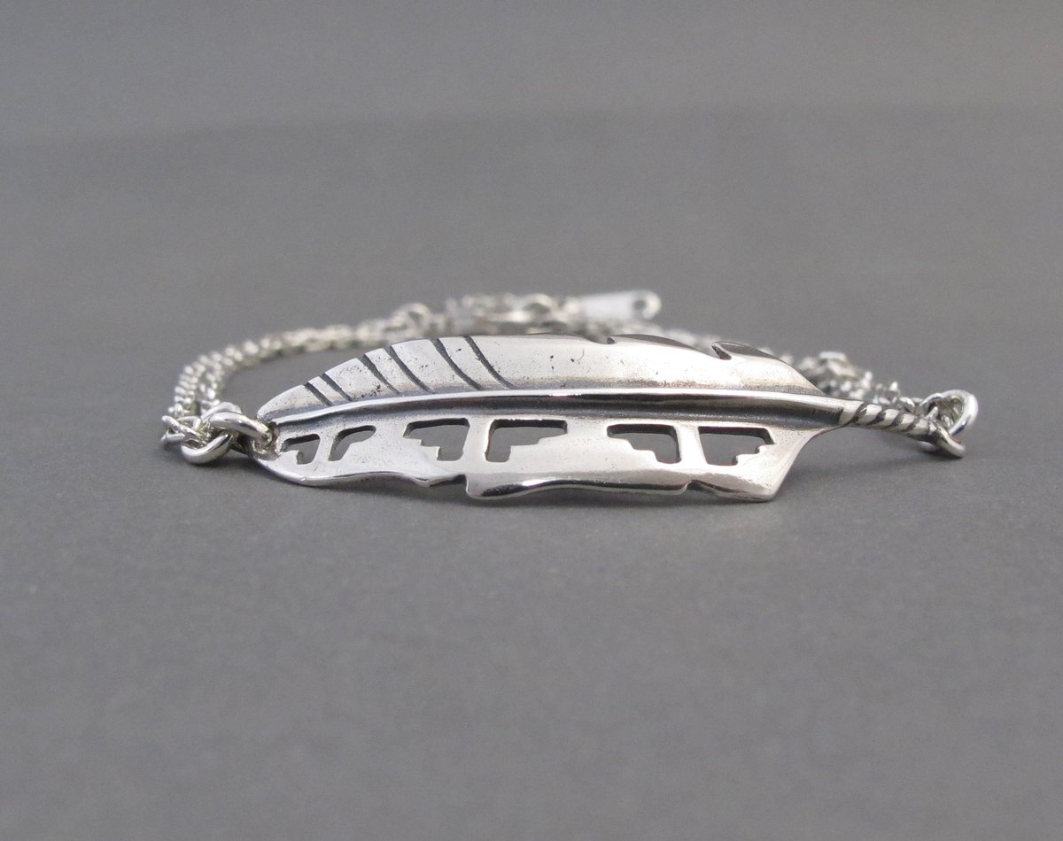 OrganicRust's tweet image. Feather Pendant Bracelet Sterling Silver - Feather Charm Jewelry - Womens Womans Bracelet Gift for Her Brides etsy.me/3zI21pw #silverfeather #silverbracelet #charmbracelet #womensbracelet #girlsbracelet