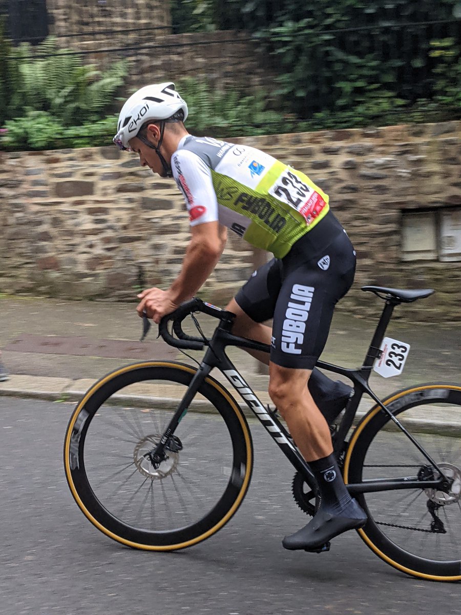 Dernière montée de la Pinterie pour <a href="/cotard_theo/">Cotard</a> de @WbFybolia lors de l'arrivée à <a href="/FougeresAgglo/">Fougères Agglo</a>
#TourdeBretagne