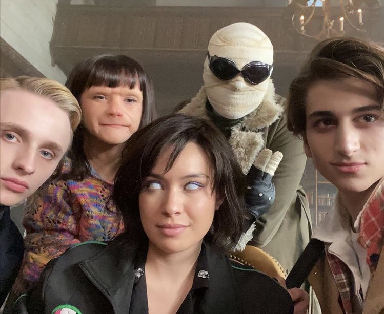 UpdatesPatrol's tweet photo. 🚨ATTENTION🚨

DC is reportedly considering recasting the Dead Boy Detectives team for their spinoff show. Madalyn Horcher (Crystal Palace) is asking fans of the current cast to tweet using #KeepTheDeadBoysCast to show DC and HBO that we wanna see this cast in their own show! https://t.co/IBTSGHI91o