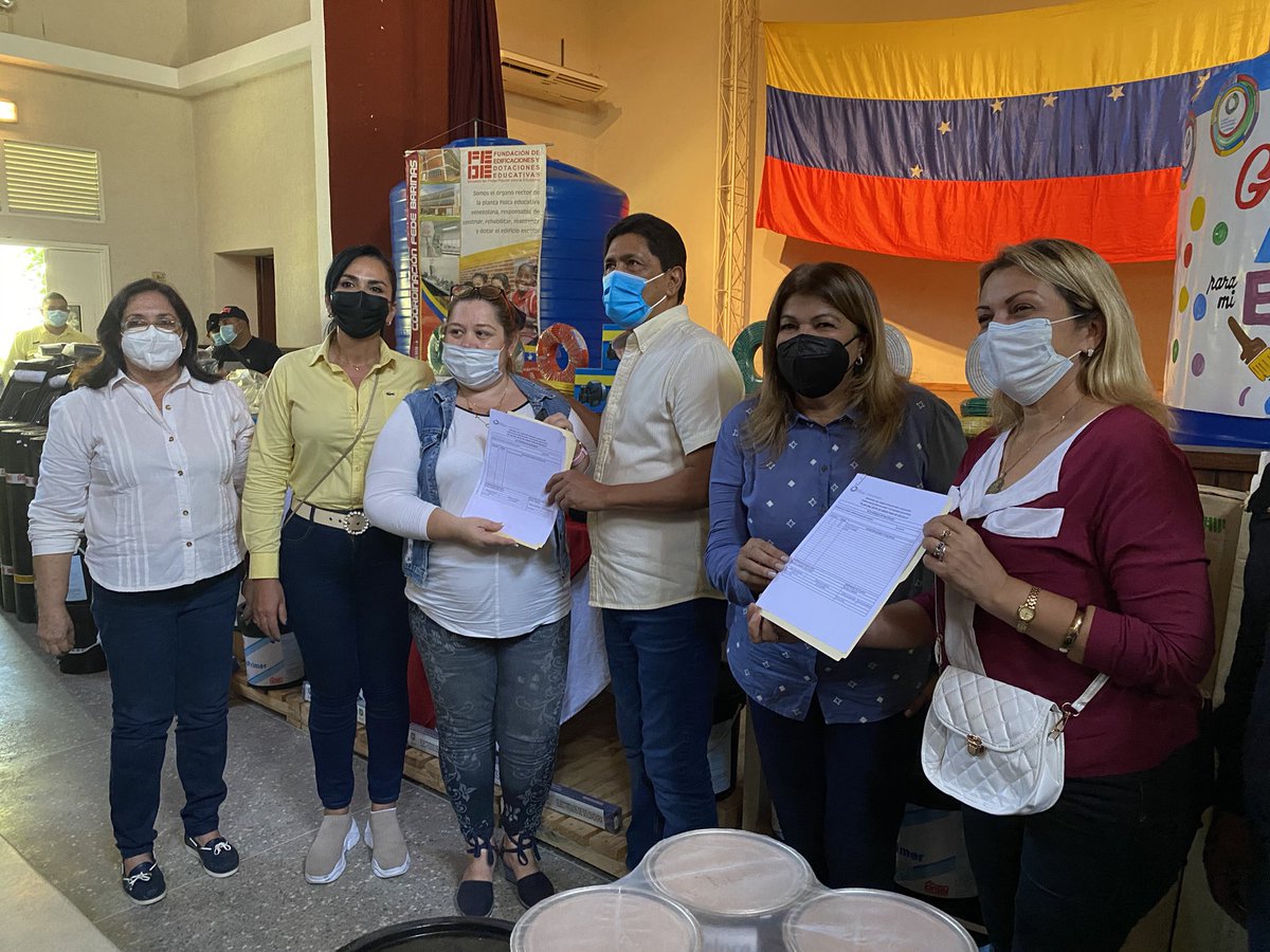 _LaAvanzadora's tweet photo. Por instrucciones del presidente @NicolasMaduro viajamos hasta la tierra de Chávez, el estado #Barinas, para ejecutar el plan “Una Gota de Amor para mi Escuela” en 18 instituciones.

El punto de encuentro fue el LN Daniel Florencio Oleary, con mil 245 estudiantes beneficiados. https://t.co/tTFlb76jlz