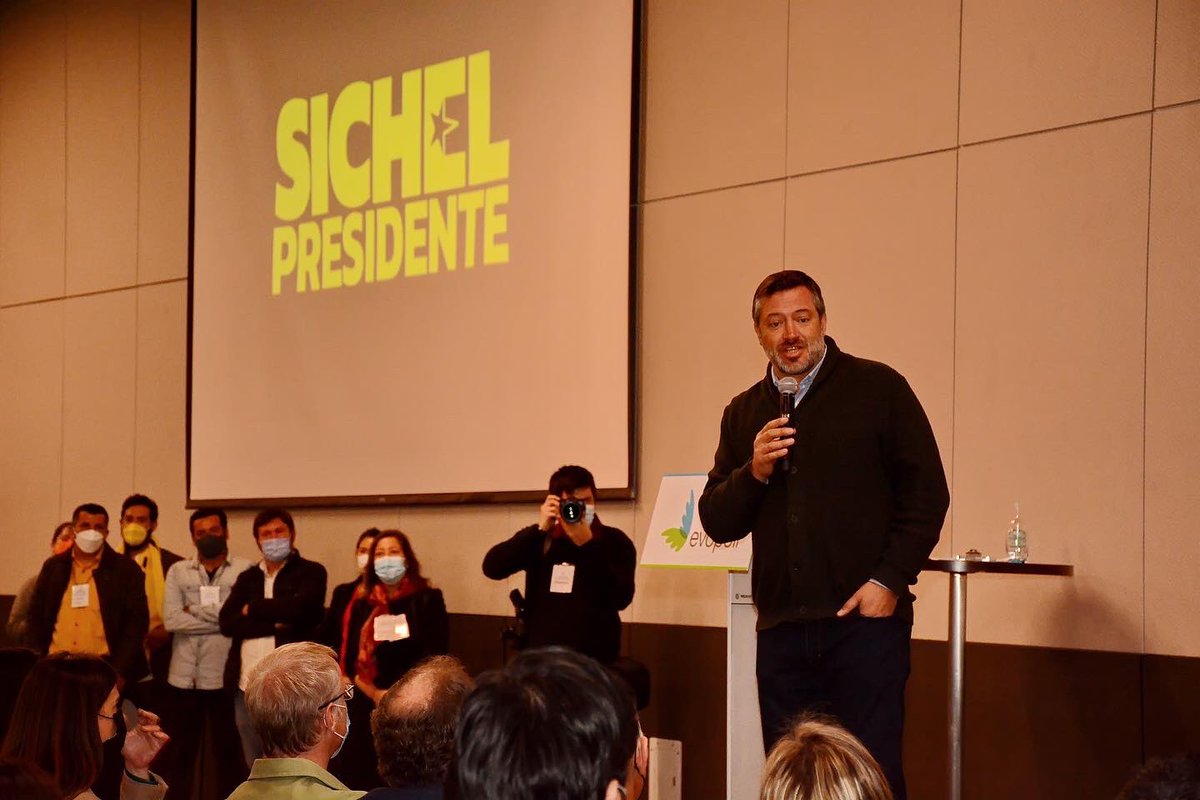 evopoli's tweet photo. Gracias a los más de 100 candidatos de todo Chile que se presentaron ante nuestro Consejo General para dar el puntapié inicial a las campañas parlamentarias y de cores 2021. Con su compromiso y energía, trabajaremos junto a @sebastiansichel por un mejor país para el futuro 🇨🇱✨ https://t.co/oljB2vyrRv
