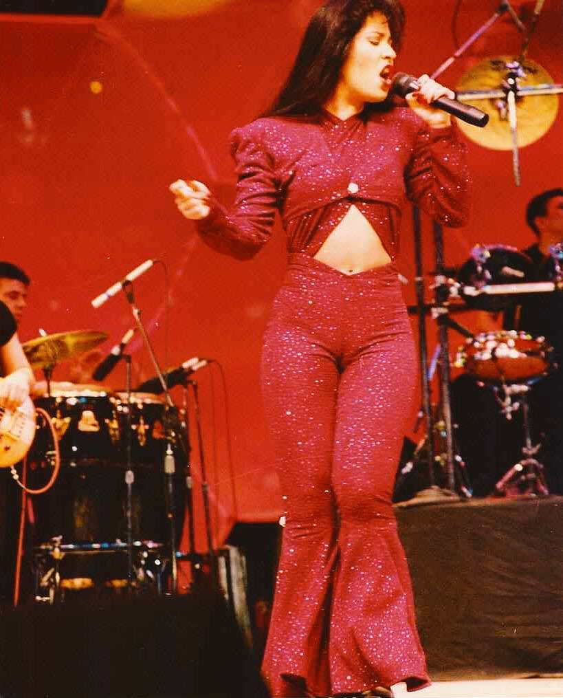 Selena Quintanilla performs during a record-breaking, sold-out concert at the Houston Astrodome, 1995. It was her last concert. https://t.co/7zclZ61ZJB