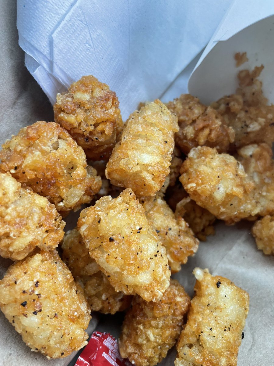 GET_FIT_rod0217's tweet photo. @sonicdrivein y’all has one job. Cook Ed in old grease and was cold. Waited 15 minutes for a tots and a drink. https://t.co/Yce12oXguE