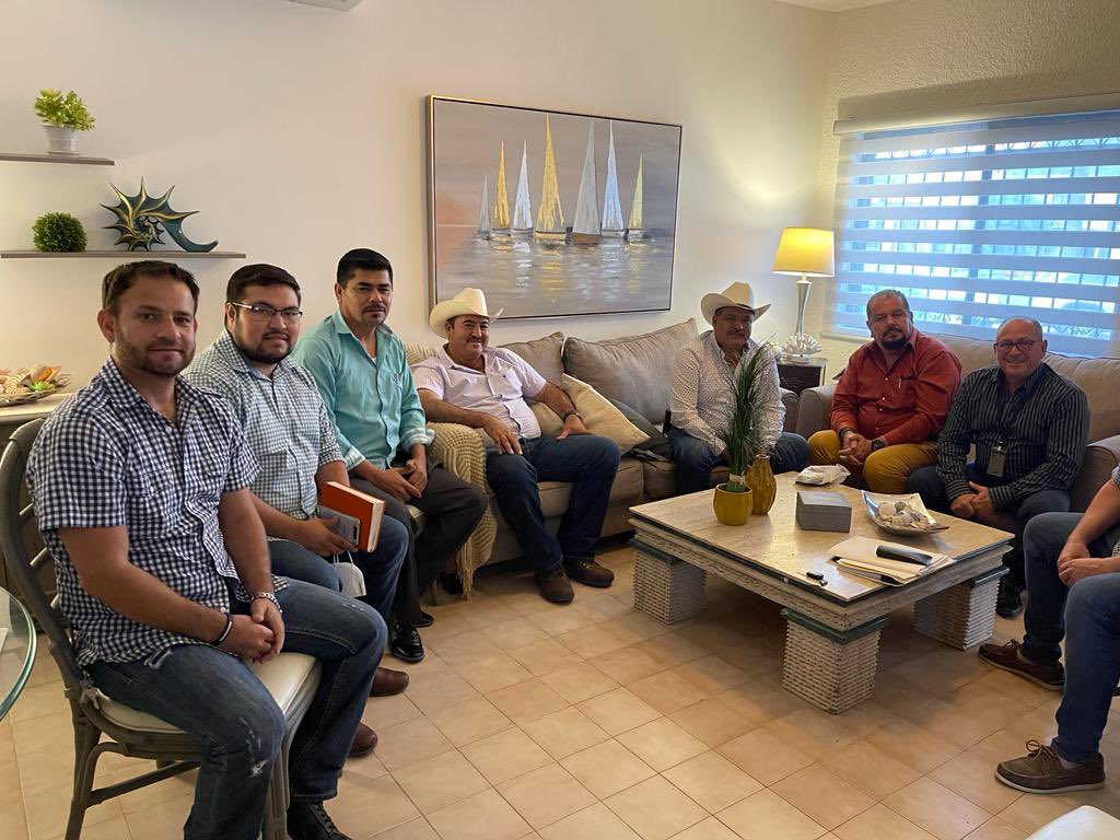 Recibi en mi casa a los Alcaldes de Bacum y Quiriego junto a su equipo de Colaboradores, siguiendo la
Instrucción del Gobernador <a href="/AlfonsoDurazo/">Alfonso Durazo</a> de atender a ras de piso y hacer gobierno desde los municipios a todas horas y en todo lugar.