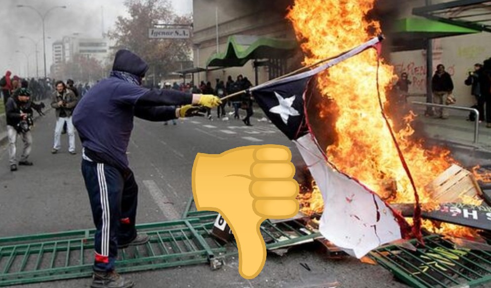 AngelDLaCruz_'s tweet photo. #miserables son los #antichilenos que quemaron la #BanderaDeChile y las que se limpiaron el trasero o trapearon el piso con la #banderadetodos 🇨🇱 https://t.co/MXbLVaq2or